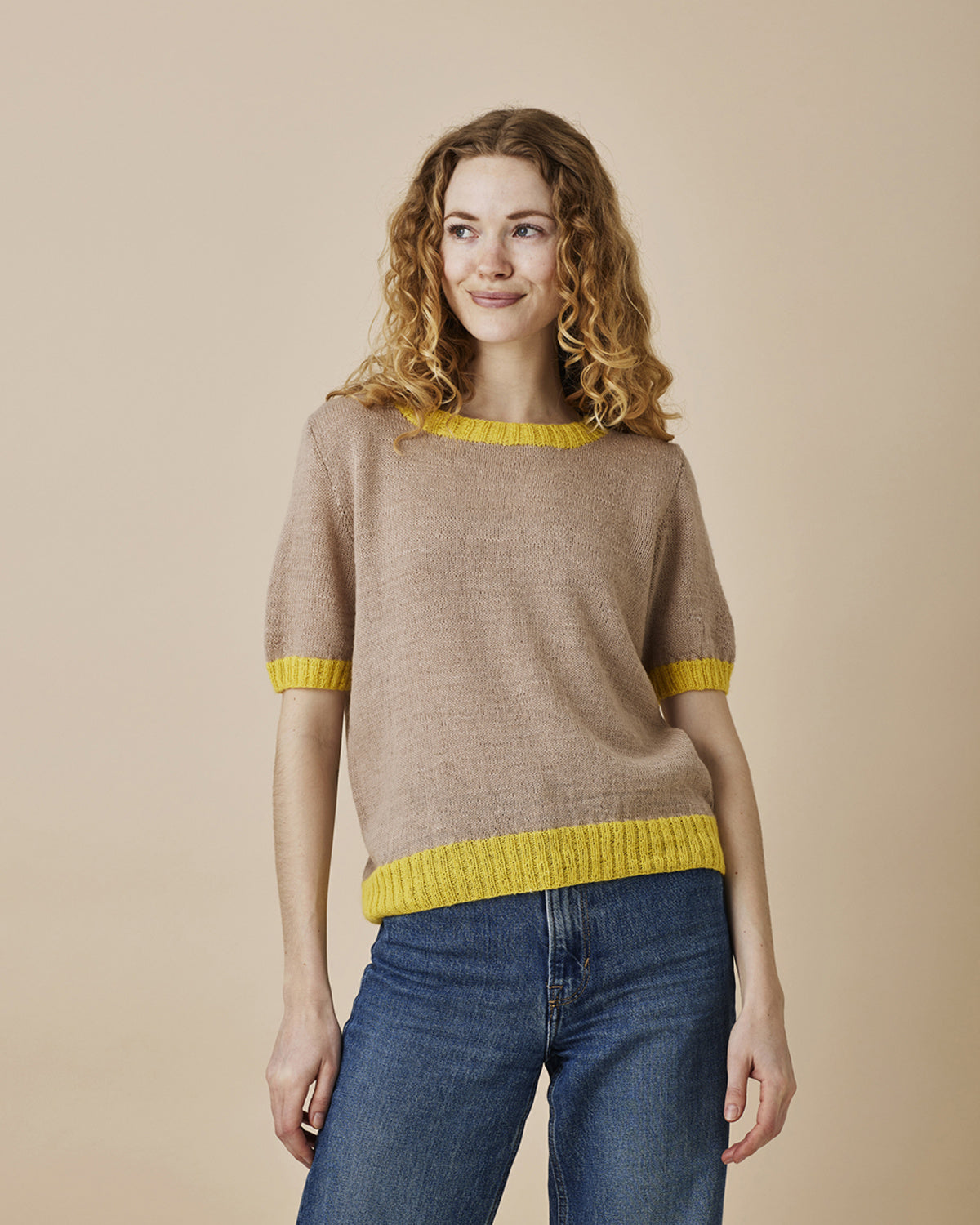 Onion Design 1805 T-shirt med farvet rib strikket i beige Soft Organic Wool + Nettles med gul ribkant