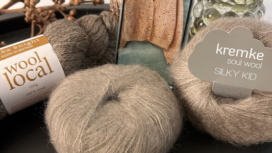 Udvalgt kvalitetsgarn hos Yarnforward – naturlige fibre i rolige nuancer, nøje valgt til strik med fordybelse, omtanke og lang holdbarhed.