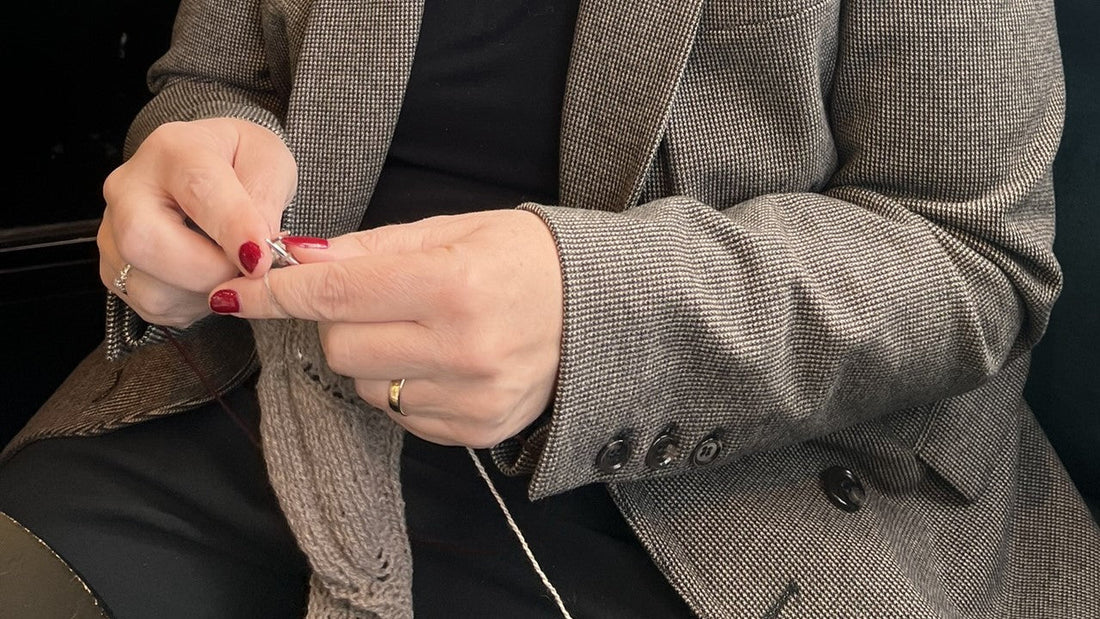 Conny fra Yarnforward sidder og strikker i på en café – en pause – et øjeblik med fordybelse, nærvær og kærlighed til garn, håndværk og langsom kreativitet.