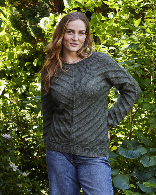 Onion Design 1809 Retro model Soft stripes strikket i khaki No. 3 Organic Wool + Nettles med bløde mohairstriber