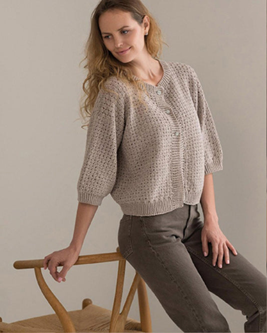 Onion Design 1733 Flet Cardi strikket i Fino Organic Cotton + Merino Wool med fletmønster og knapper