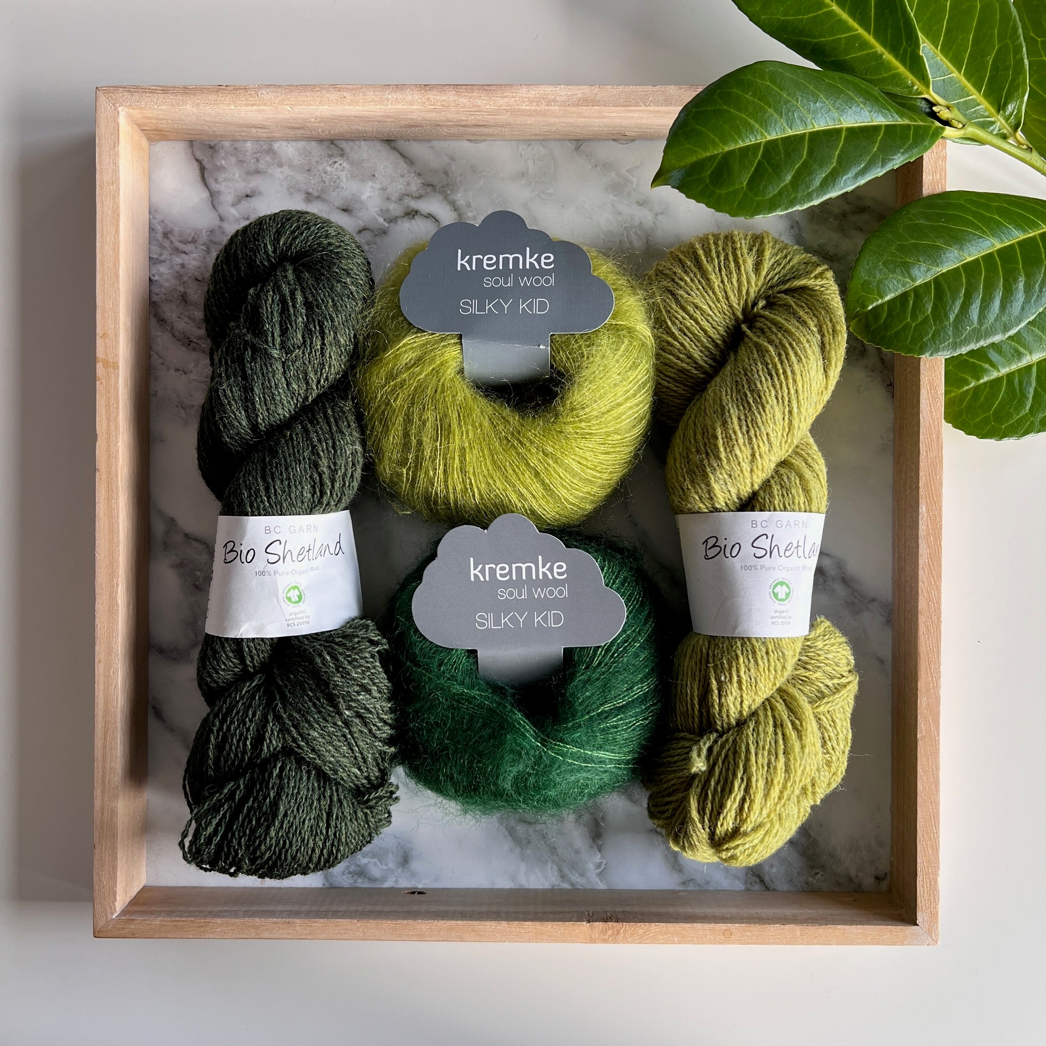 Udvalgt kvalitetsgarn fra BC Garn Bio Shetland og Kremke Silky Kid i grønne nuancer – bæredygtigt garn til strik med ro, fordybelse og omtanke hos Yarnforward.