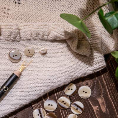 Blanke Lyse Knapper, Casein