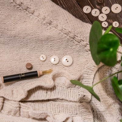 Blanke hvide knapper, Casein