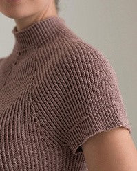 Onion Design 1736 Ribbed Top strikket i Fino Organic Cotton + Merino Wool med høj hals og korte ærmer